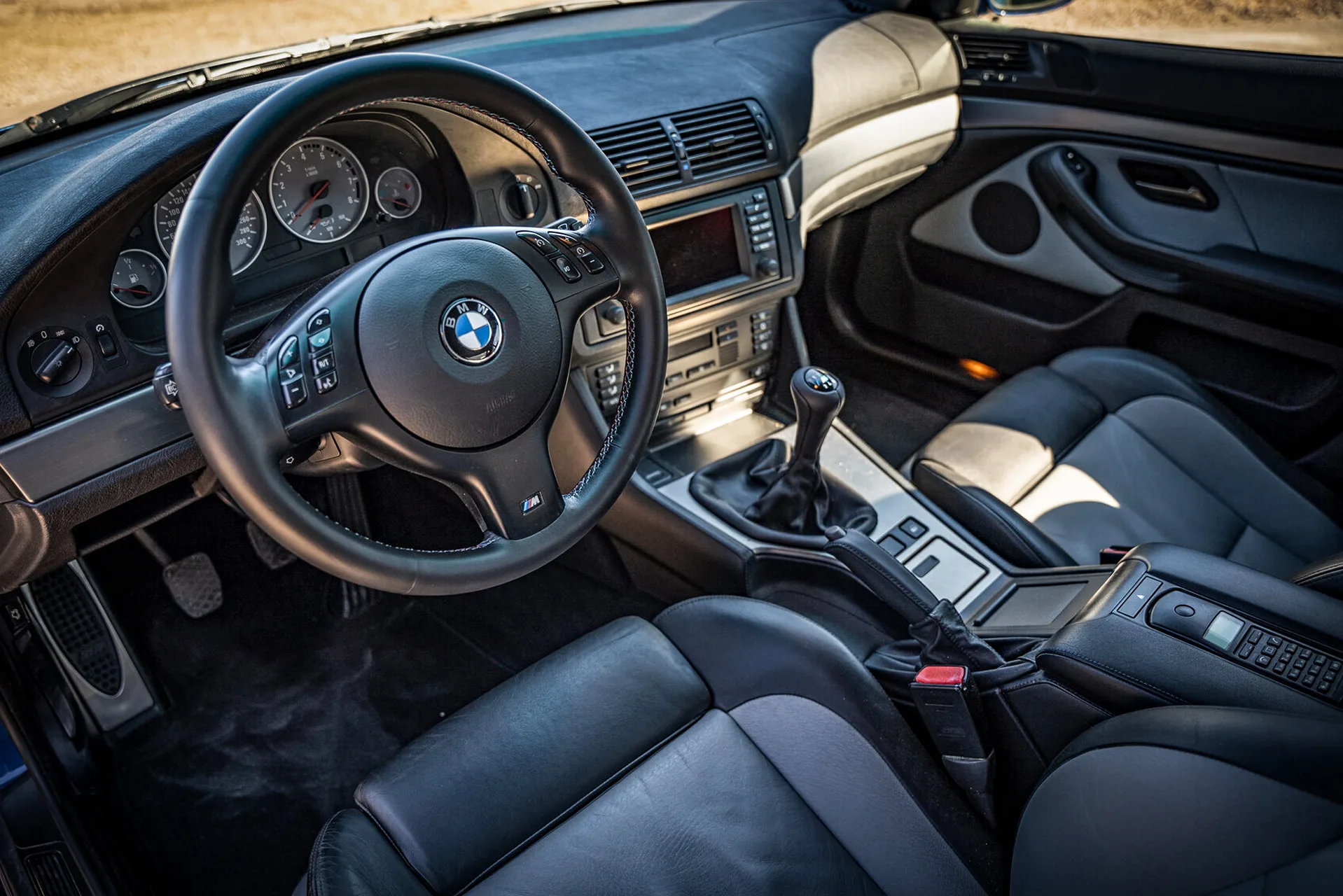 Interiör – ratt, instrument, säten (visa skick)